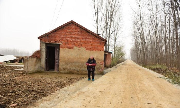 梦见兄弟姐妹在老家,女人梦见娘家父母和兄弟姐妹图1