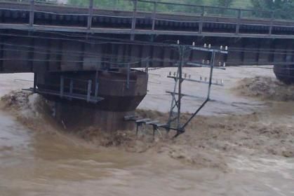 梦见好大清澈的水流和大雨
,梦见下大雨门前水流很大图3