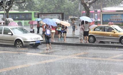 梦见好大清澈的水流和大雨
,梦见下大雨门前水流很大图4