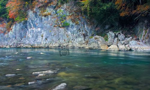 梦见清澈的河水流动
,梦见河水清澈结成一大片没有流动图2