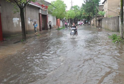 已婚女人梦见涨水了被淹了
,女人梦见涨水淹没山头和自己图6