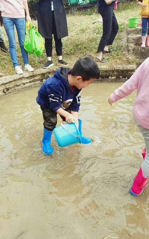 梦见在水里捉泥鳅是什么意思
,昨晚做梦梦见和亲人在池塘里捉了好多好多的泥鳅图1