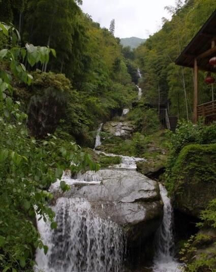 梦见面前一条水沟流水
,梦到我面前有一条沟图1