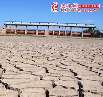 女人梦见通过干涸的河道
,梦见干涸的河有水并且河水奔流图1