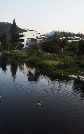 梦见下河洗澡水非常清
,梦见河水很清.下河游泳图2