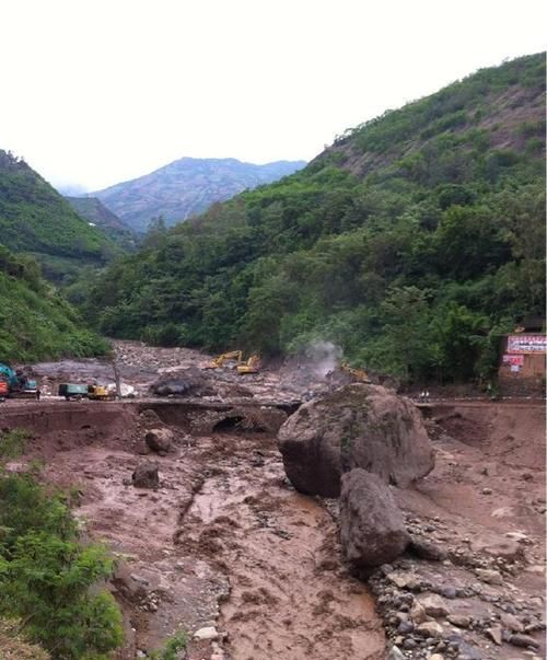 梦见扫不完的沙土
,梦见在铺子门前扫地突然有好多沙子图4