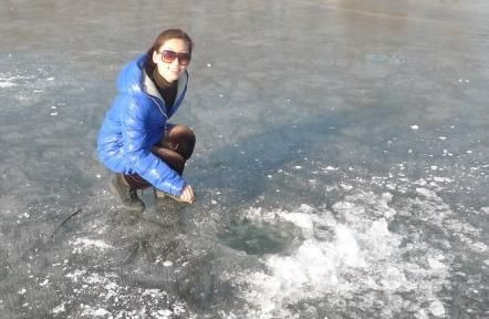 女人梦见水沟过不去
,女人梦见和儿子回家的路上有一条沟里水很深过不去了图2