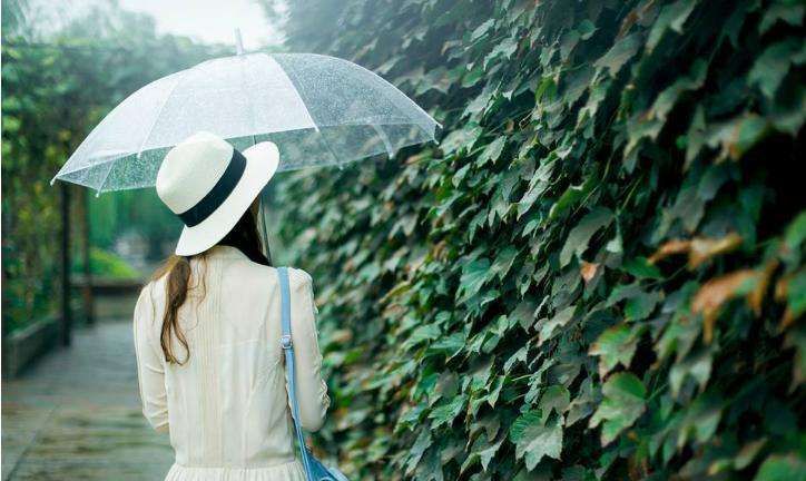 女人梦见在雨中光脚行走
,周公解梦 雨天后光脚走路脚上有泥巴图3