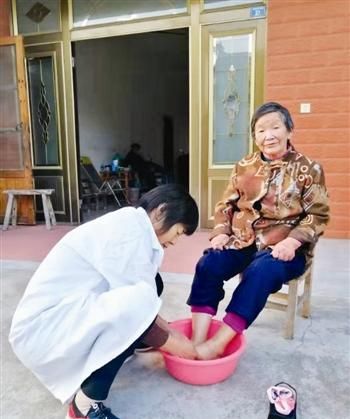 梦见男情人给自己洗脚
,梦见跟自己男友结婚他帮我洗脚是怎么回事图3