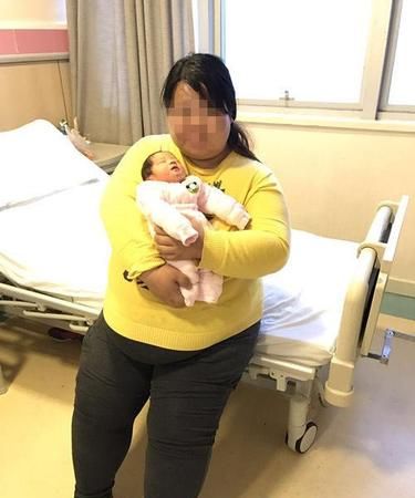 孕妇梦见别人抱着男婴在撒尿
,孕妇梦见老公在床上抱个男孩还尿图2