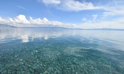 女人梦见很深的湖水
,梦见很深湖水没有过去啥意思图4