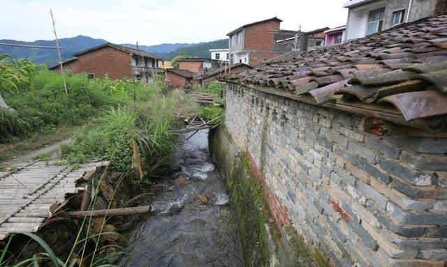 梦见房子里面有水沟
,梦见屋子中间有条排水沟图2