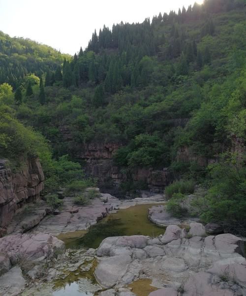 梦见大沟里水满满的
,梦见沟里水满了都跑到道路上了图1