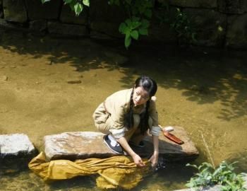 已婚女人梦见走在水边
,已婚女人梦见狂风暴雨是什么意思图2