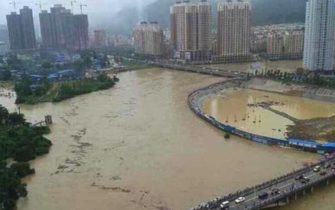 梦见一条大河水特别浑
,梦见涨洪水水很浑浊里面很多鲫鱼图4