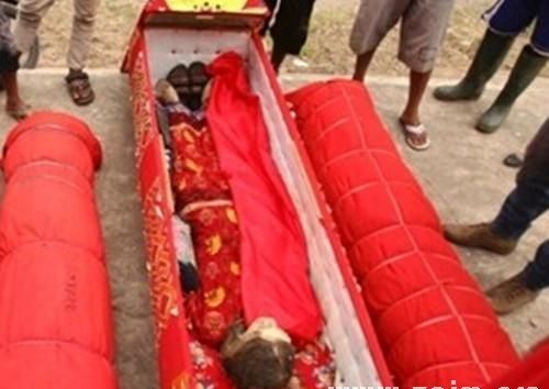 男人梦见黑棺材解梦
,做梦梦到黑色棺材和死去的亲人图1