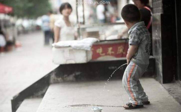 梦见给小男孩换尿布
,孕妇梦见自己生了孩子给孩子换尿布图1