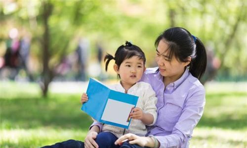 梦见抱着别人的小孩把尿佛滔
,梦见男人抱孩子孩子尿了图3