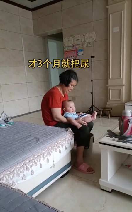 梦见抱着小男宝把尿
,梦见抱着小男孩把尿是什么意思图1