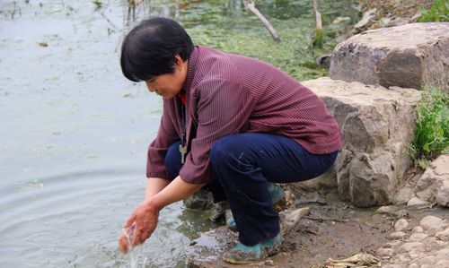 女人梦见在清澈的河边洗手
,女人梦见水龙头洗手是什么意思图2