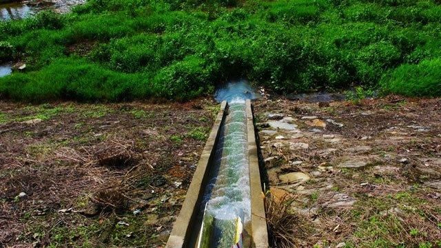 女人梦见水沟流水很大
,梦见排水沟水溢出来是什么意思呢图1