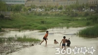 梦见去河里洗手
,梦见自己去河里捡东西图2