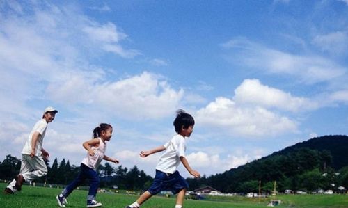 梦见好多小孩来我家捣乱
,梦见很多人在我家里来回跑捣乱里边有大人有孩子我全部认识图1