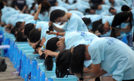 梦见对着水龙头洗头
,梦见在水龙头接水洗头图4