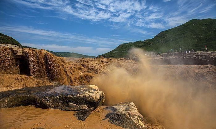 梦见沟里水很大很浑浊,梦见水坑里的水很浑浊有很多鱼图4