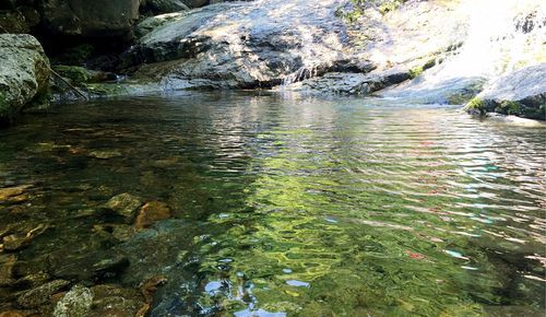 梦见清澈的山泉水流动,梦见山泉喷涌图4