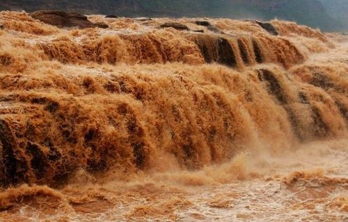 已婚女人梦见黄河水很大,梦见下雨水灾是什么意思图2