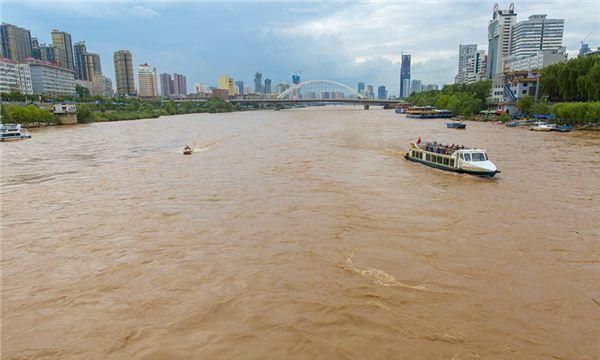 已婚女人梦见黄河水很大,梦见下雨水灾是什么意思图3