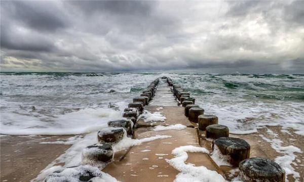 梦见满地白色泡沫,梦见自己双手全是白色泡沫状的东西图4