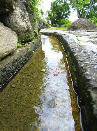 梦见外面的水往自家院子里流,梦见水往我家院子里流的哗哗声音图2