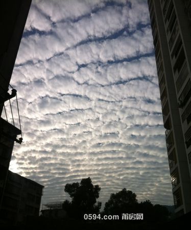 梦见天有异象天上全是泡泡,女人梦见天空异象可怕,并且狂风暴雨图3