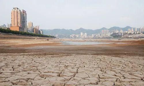 梦到在干涸的河床上走,梦见河里干涸没有水图3