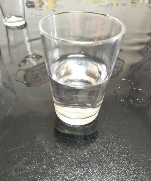 梦到水杯里面有半杯水,在水杯中加半杯水,然后将一根吸管图2