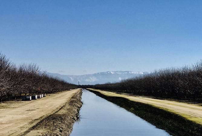 女人梦见水渠里水很大,女人梦见大水是什么意思周公解梦图2