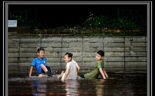 梦见小孩在水里玩耍,梦见小孩掉进水里好不好图1