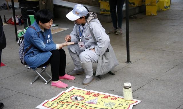 记者揭秘看香算命,平顶山观香很准的地方图4