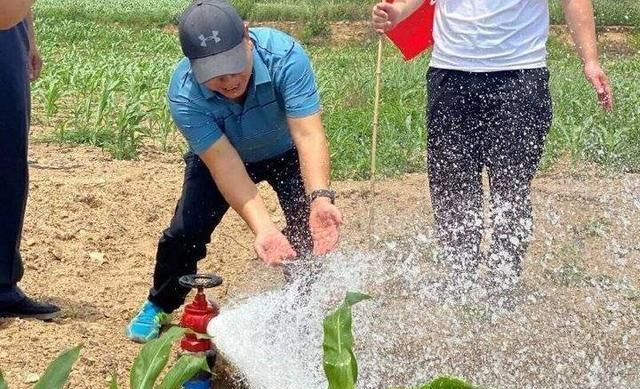 梦见浇地开始有水后来没水,梦见自己浇地水很大图4