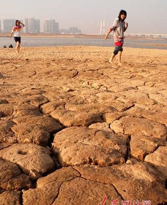 梦见自己从干涸的河床爬上来,梦见河床干枯有鱼图3