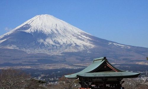 梦到自己去日本旅游进到一家专门卖伞的店里好像有两个人正在挑选看了很久但是最后自己没买.请高人...