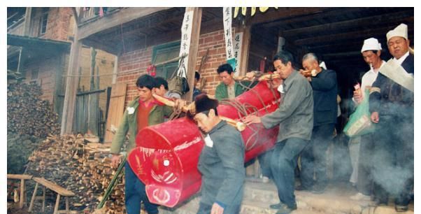 梦见很多死人一排一排躺在地上是什么意思