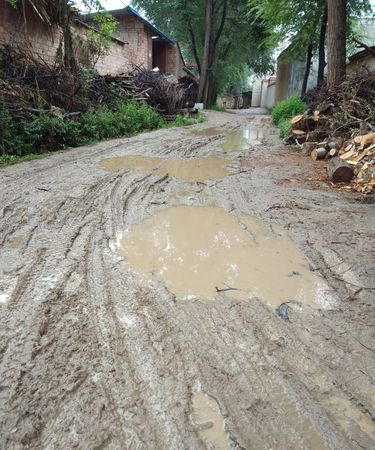 女人梦见道路泥泞难走出来了