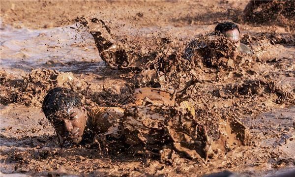 梦见跟人一起走泥泞路很难走