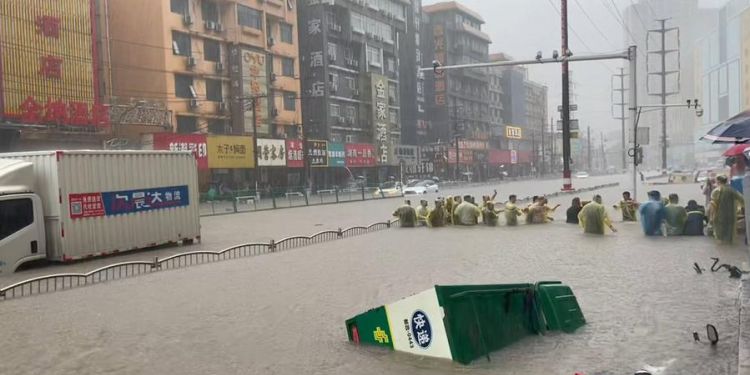 河南郑州暴雨地铁被困