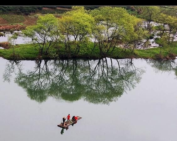 梦见水沟里的水很大堵不住怎么回事