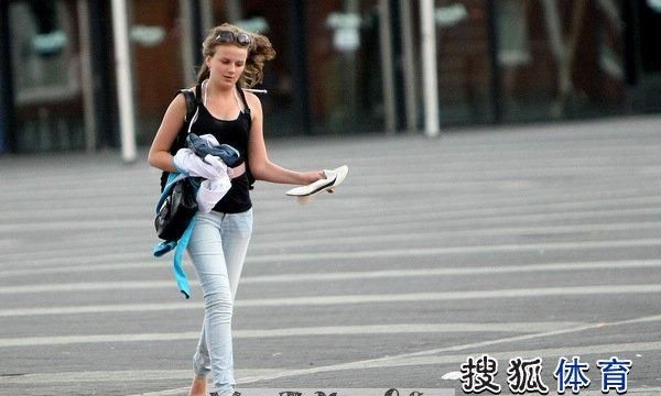 女人梦见光脚走路什么意思