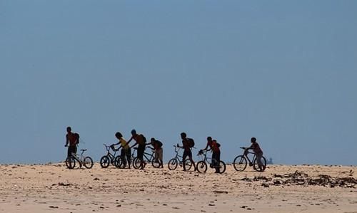 女人梦见自己趟水走路